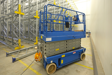 Mobile elevating work platform - Photo by Baloncici - Getty / Canva