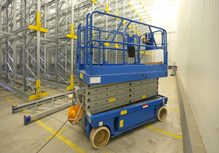 Mobile elevating work platform - Photo by Baloncici - Getty / Canva