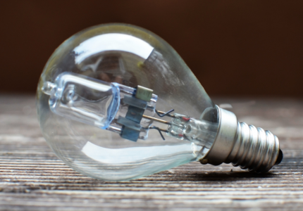 White LED lightbulb - Photo by Breakingpic - Pexels / Canva